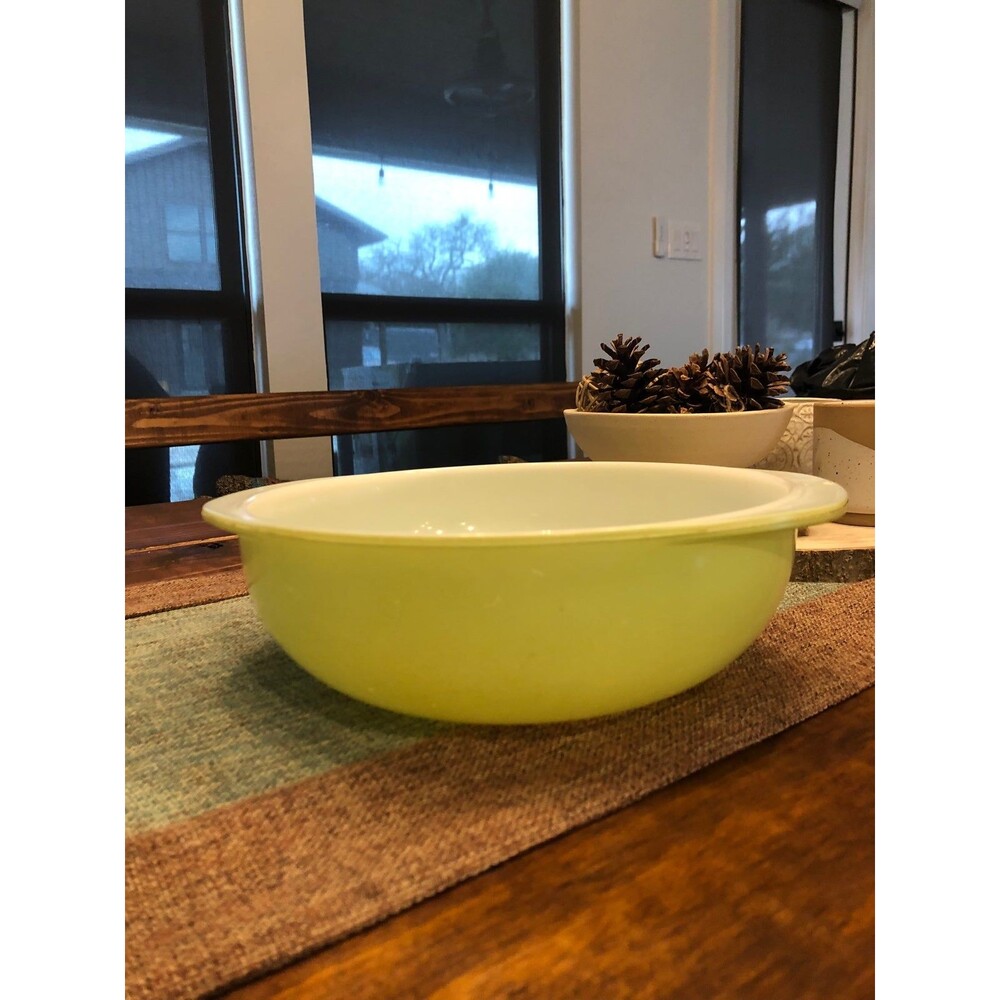 Pyrex Mixing/Casserole Bowl Lime Green 024